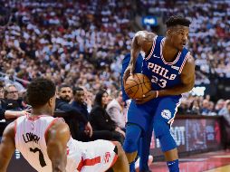 Jimmy Butler (#23) lideró el ataque de los 76ers al encestar 30 puntos que fueron importantes para que Filadelfia sacara un triunfo en su visita a Toronto. AP / F. Gunn