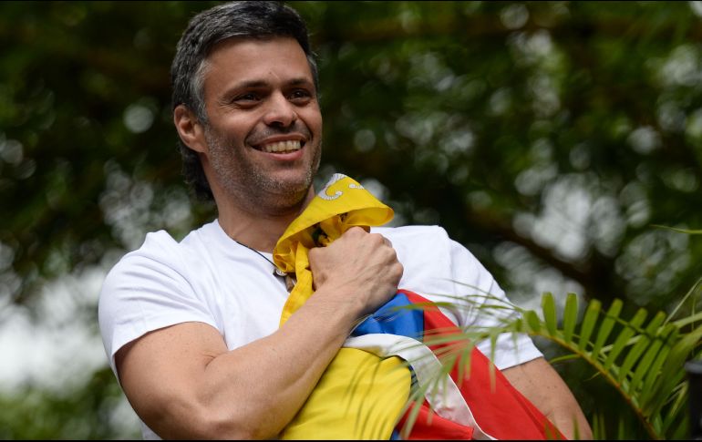 El opositor venezolano Leopoldo López fue liberado hoy en Caracas por militares con un 