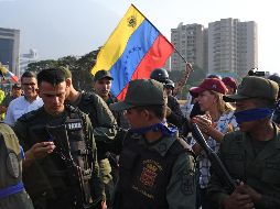 La madrugada de este martes, Juan Guaidó se levantó junto a un grupo de militares y al también opositor Leopoldo López y se encuentran actualmente atrincherados en la base militar La Carlota de Caracas. AFP / Y. Cortez