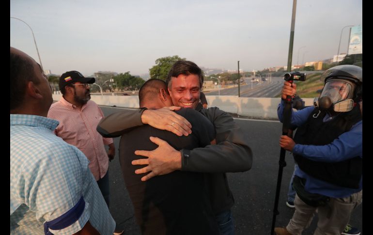 El opositor venezolano Leopoldo López tras ser liberado por fuerzas rebeldes este martes en Caracas, donde cumplía una pena de casi 14 años de prisión en régimen de arresto domiciliario.