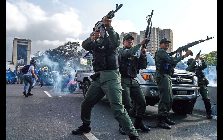 Militares rebeldes lanzan tiros al aire. AFP/F. Parra