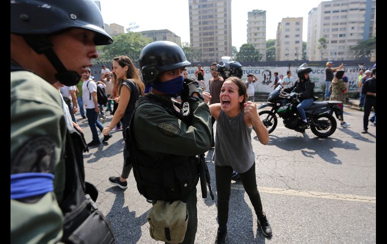 Una mujer anima a los soldados rebeldes. AP/F. Llano