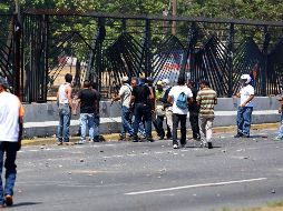 Simpatizantes del presidente de la Asamblea Nacional, Juan Guaidó, se enfrentan con la Policía Nacional Bolivariana durante una manifestación. EFE/R. Peña