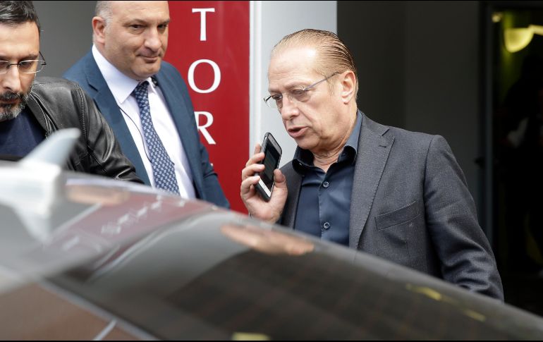 Paolo, hermano de Silvio Berlusconi, abandona el hospital San Raffaele donde se encuentra internado el también magnate. AP/L. Bruno