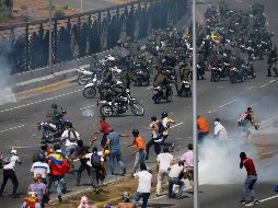 Las fuerzas de orden intentan dispersar la manifestación en la base aérea. AP/F. Llano