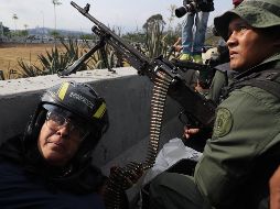 Miembros de las Fuerzas Armadas Bolivarianas, armados con armas de fuego, participan en una manifestación en apoyo a Juan Guaidó. EFE/M. Gutiérrez