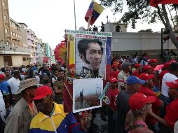 Simpatizantes del presidente Nicolás Maduro participan en una manifestación en apoyo al gobierno y celebran su victoria ante el levantamiento militar este martes. EFE/R. Peña