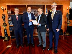 El secretario general de Gobierno, Enrique Ibarra, entregó esta tarde al rector Ricardo Villanueva las designaciones. ESPECIAL