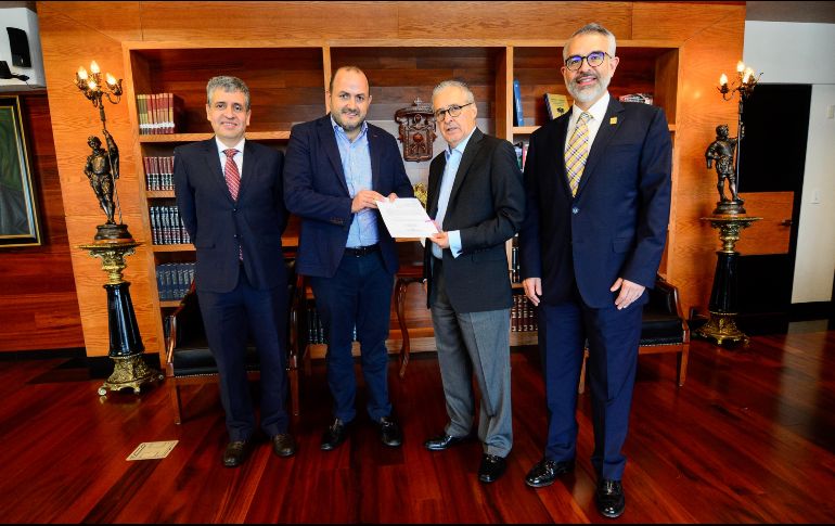 El secretario general de Gobierno, Enrique Ibarra, entregó esta tarde al rector Ricardo Villanueva las designaciones. ESPECIAL