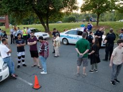 Alumnos y familiares esperan a las afueras del centro universitario. AP/J. Miczek