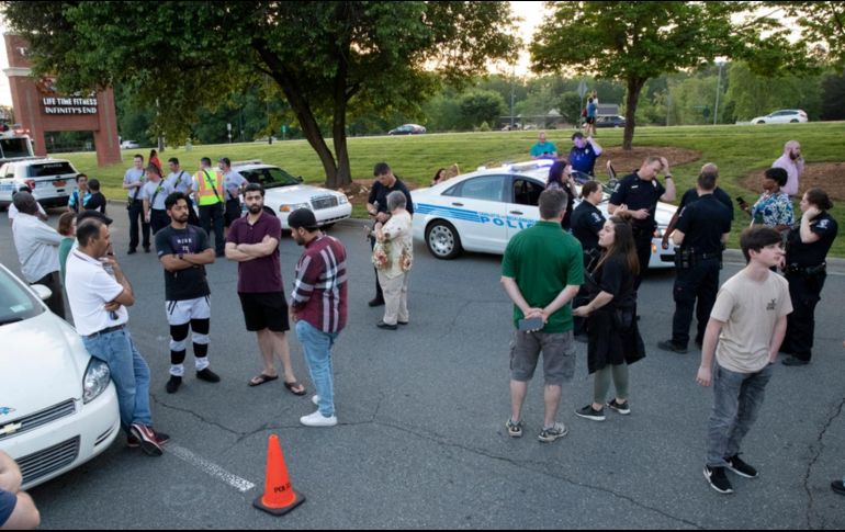 Alumnos y familiares esperan a las afueras del centro universitario. AP/J. Miczek