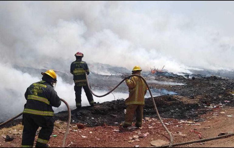 Para combatir el incendio fue necesario el apoyo de 18 elementos de las unidades de Protección Civil y Bomberos Tonalá, Tlaquepaque y Guadalajara. ESPECIAL / PC y Bomberos Guadalajara