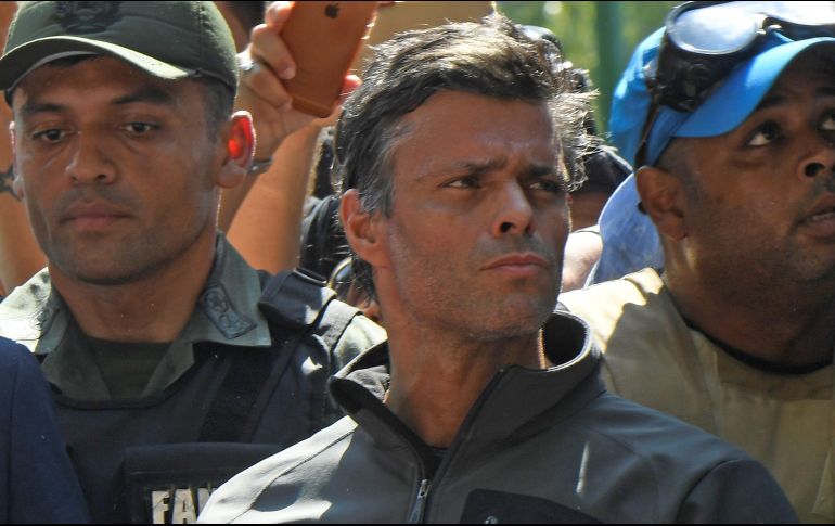 Leopoldo López (c) apoyó ayer las manifestaciones contra el gobierno de Maduro tras su liberación. AFP/ARCHIVO