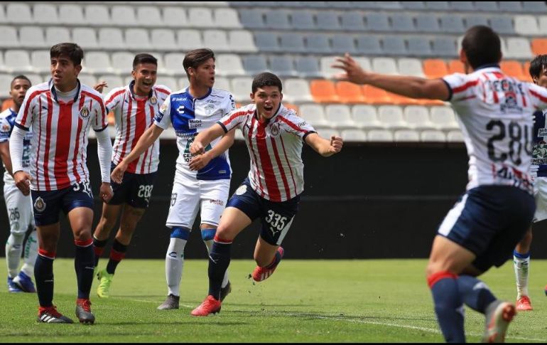 Macías aconseja a Matínez ganarse en los entrenamientos un lugar en el primer equipo de Chivas. INTERNET/www.chivasdecorazon.com.mx