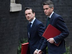 Theresa May pidió a Williamson (i) dejar su puesto por dejar dudas en su habilidad para continuar. EFE/ARCHIVO