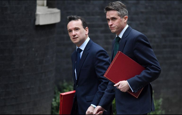 Theresa May pidió a Williamson (i) dejar su puesto por dejar dudas en su habilidad para continuar. EFE/ARCHIVO