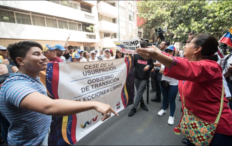 Personas a favor y en contra del gobierno de Nicolás Maduro se enfrentaron ayer durante protestas afuera de la Embajada de Venezuela en Ciudad de México. NTX/ARCHIVO