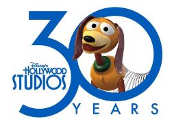 Walt Disney World, considerado el complejo de parques temáticos más grande del mundo, festeja el aniversario con defile especial. TWITTER / @DisneyInterns