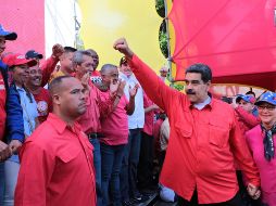 El presidente de Venezuela, Nicolás Maduro (c), junto a la primera dama Cilia Flores (d), se dirige a sus simpatizantes durante un acto por el Día del Trabajo, en Caracas. EFE/Jhonn Zerpa-Prensa Miraflores