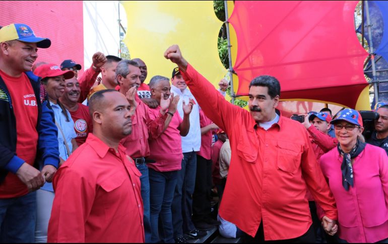 El presidente de Venezuela, Nicolás Maduro (c), junto a la primera dama Cilia Flores (d), se dirige a sus simpatizantes durante un acto por el Día del Trabajo, en Caracas. EFE/Jhonn Zerpa-Prensa Miraflores