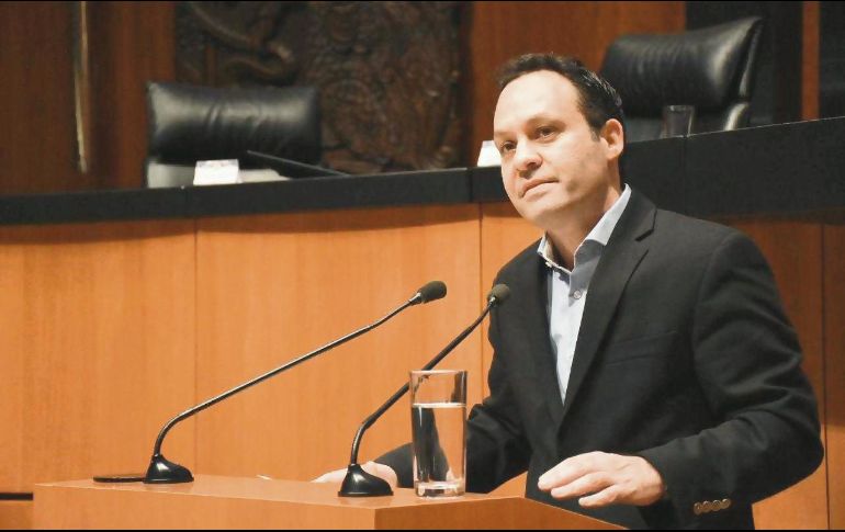 Castañeda entregó un oficio al presidente de la Mesa Directiva, el senador Martí Batres, con una lista de 22 asuntos que se debieron turnar a la Comisión Anticorrupción. ESPECIAL