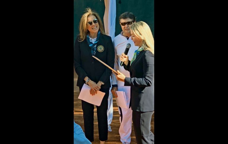 Recibiendo el reconocimiento de manos de Alejandra Martínez.