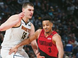 C.J. McCollum (#3) encabezó la ofensiva de Portland con 20 puntos. AP