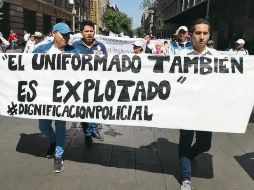 Más de 400 policías del país marcharon ayer en Ciudad de México para exigir mejores condiciones laborales. ESPECIAL