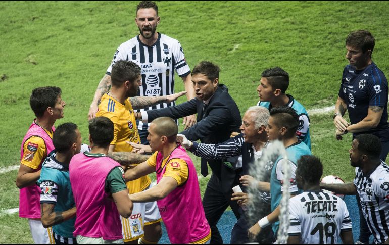 Los compañeros del guardameta argentino enseguida lo separaron y todo terminó en eso. MEXSPORT / E. Terrazas