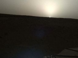 En las instantáneas tomadas por el brazo robótico de la nave el pasado 24 y 25 de abril, el Sol aparece a sólo dos tercios del tamaño que tiene cuando se ve desde la Tierra. EFE / NASA