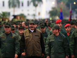 Nicolás Maduro (c) con miembros de las Fuerzas Armadas Bolivarianas de Venezuela en su visita al Fuerte Tiuna, en Caracas. AFP/Prensa de Palacio Miraflores