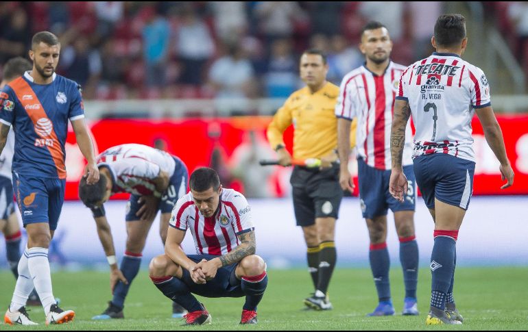 Pérez (en cuclillas) lamenta que las lesiones hayan afectado su rendimiento. MEXSPORT/ARCHIVO