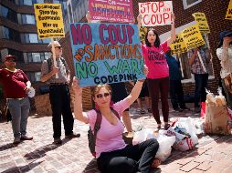 Activistas de la organización Code Pink participan en una protesta en la embajada venezolana en Washington. EFE/S. Thew