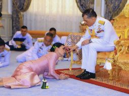 Vajiralongkorn y Suthida en la ceremonia de su matrimonio el 1 de mayo en Bangkok.  AFP / Thai Royal Household Bureau