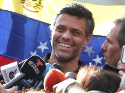 Este jueves, un tribunal de Caracas libró una orden de aprehensión contra López por violar su arresto domiciliario. AP/M. Mejía