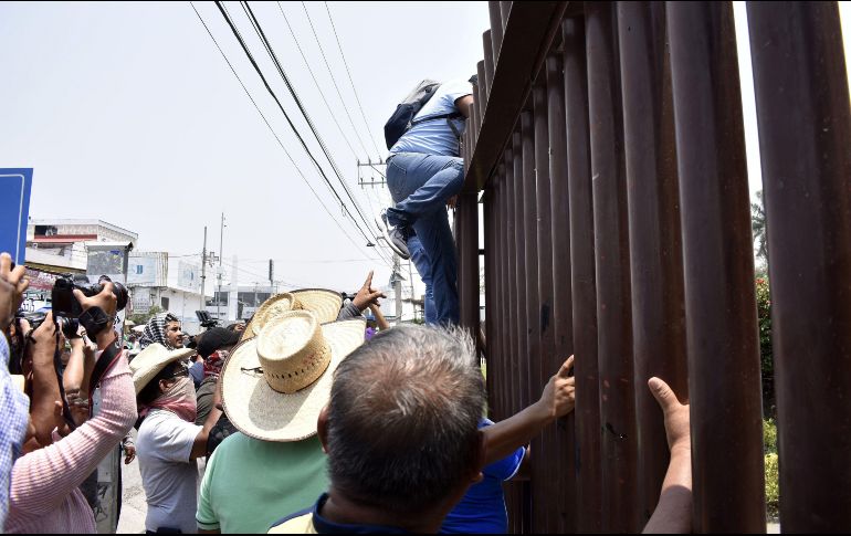 Disidentes de la CETEG y estudiantes de la escuela normal de Ayotzinapa irrumpen este jueves en la Cámara de Diputados de Guerrero. EFE/F. Meza