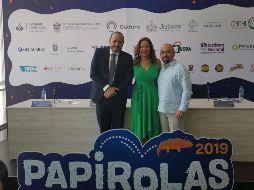 De izquierda a derecha, Ricardo Villanueva, Rector de la UdeG; Marcela García Bátiz, directora de Papirolas e Igor Lozada, secretario de Vinculación y Difusión Cultural de la UdeG. EL INFORMADOR/M. Castillo