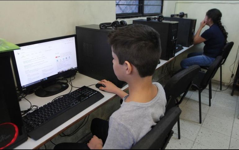 El Presidente indica que la CFE cuenta con 50 mil kilómetros de red de fibra óptica que puede ser concesionada para llevar la conectividad a Internet, sobretodo en zonas alejadas. EL INFORMADOR / ARCHIVO