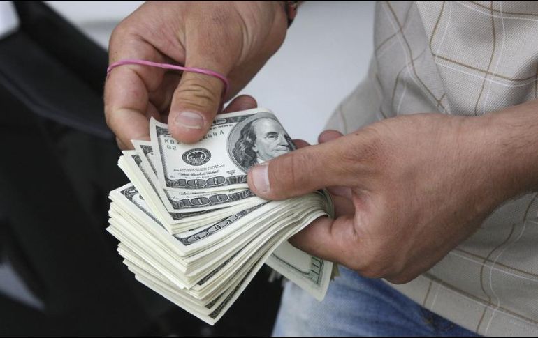 Banco Base espera que el tipo de cambio cotice entre 19.00 y 19.20 pesos por dólar. AP / ARCHIVO