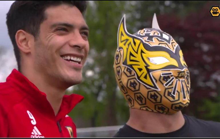 Sin Cara (D) asistirá al partido de mañana entre los Wolves y el Fulham. TWITTER/@Wolves