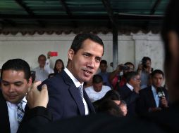 Juan Guaidó saluda a una persona a su llegada este viernes para ofrecer una rueda de prensa en la sede del partido político Un Nuevo Tiempo, en Caracas. EFE/R. Peña