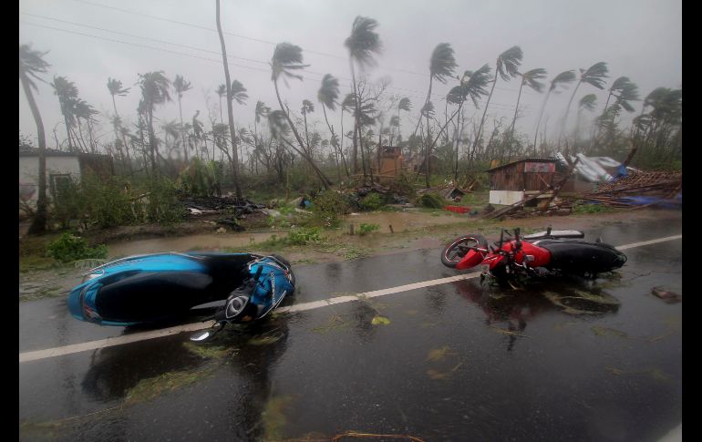 Motos tumbadas en Puri. AP