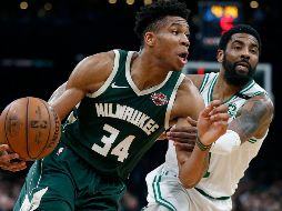 Giannis Antetokounmpo salta para conseguir dos de los 32 puntos que anotó en el juego de ayer. AP/M. Dwyer