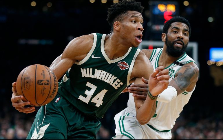 Giannis Antetokounmpo salta para conseguir dos de los 32 puntos que anotó en el juego de ayer. AP/M. Dwyer