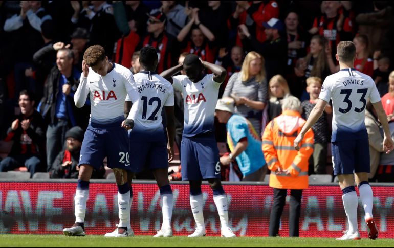 Reducidos a nueve, los Spurs aguantaron hasta que en el tiempo extra el holandés Nathan Aké remató de cabeza en un córner para anotar el gol de los Cherries al 90+1. AP / M. Dunham
