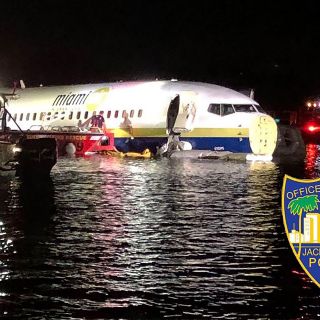 Un avión se sale de la pista y acaba en un río en Florida