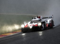 Alonso y sus compañeros ganaron con claridad una prueba que estuvo marcada por las condiciones variables en la que llovió, granizó, nevó e hizo sol. EFE / J. Moy