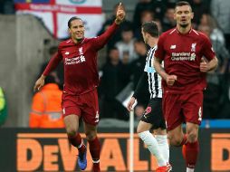 El defensa Virgil Van Dijk anota el primer gol de los Reds al 13'. AP/O. Humphreys