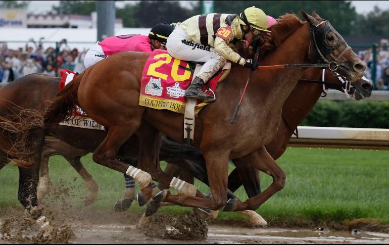 El jinete francés Flavien Prat monta a Country House durante la carrera. AP/J. Minchillo