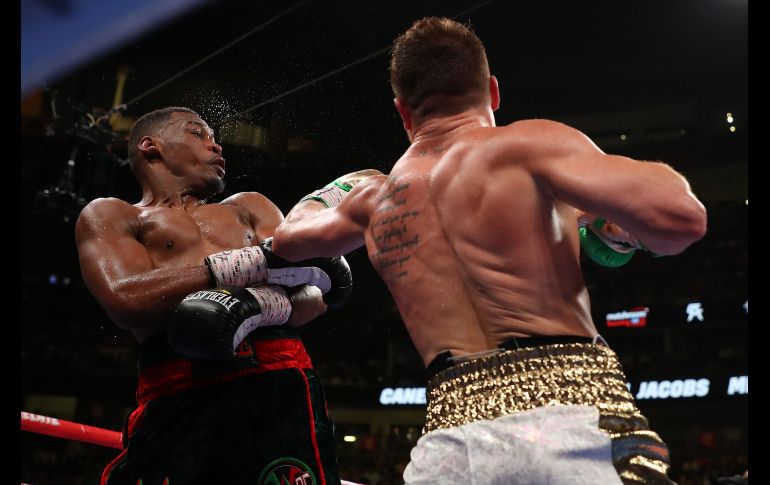 Al cierre de la pelea, Jacobs fue impactado en más de una ocasión. AFP